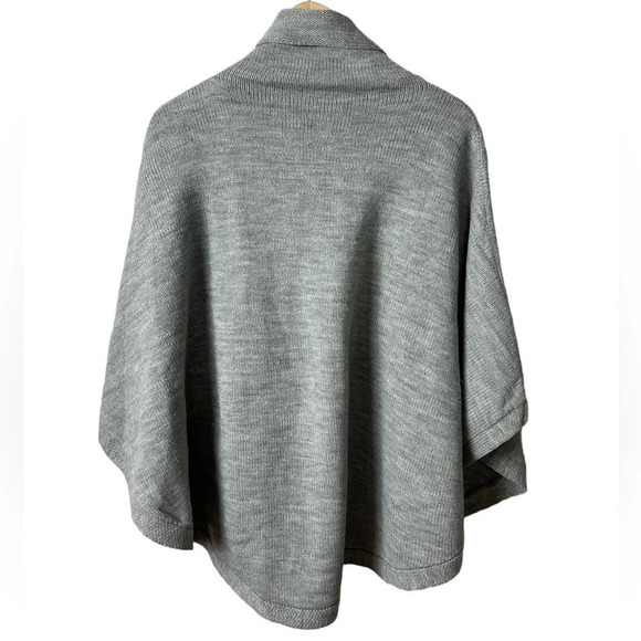 Lolë • Inverness Poncho - Picture 3 of 6